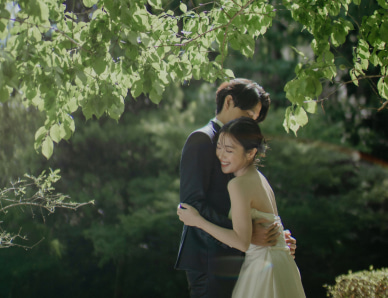 写真：お庭で身を寄せ合う新郎新婦