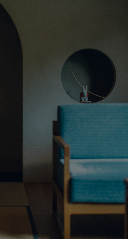 写真：館内の青いソファが置かれた和室