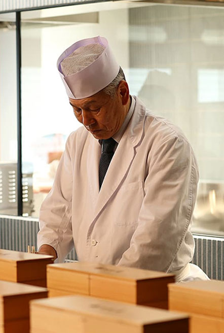写真：料理長が朝食を作る様子