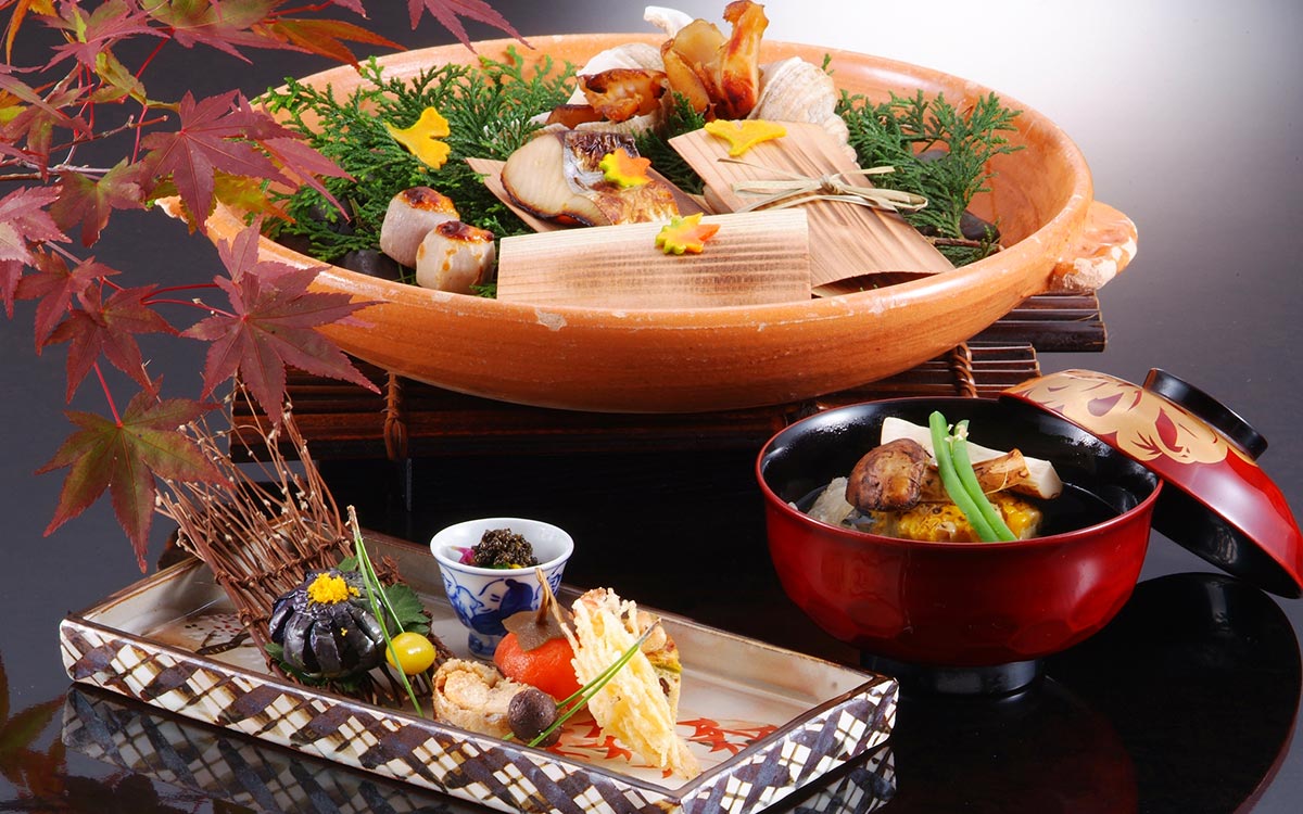 写真：松茸や魚を使ったお料理