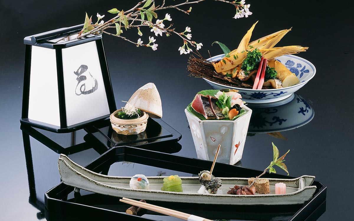 写真：かつおのたたきや貝を使ったお料理