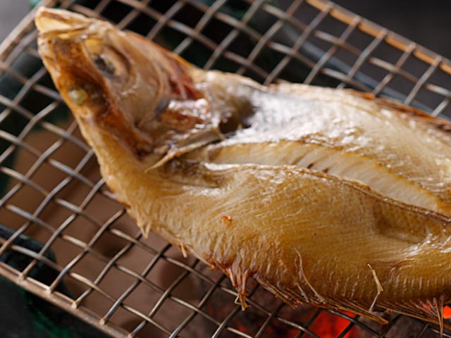写真：網で焼くかれい