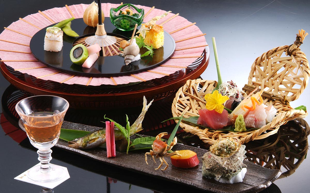 写真：焼き魚やお刺身などのお料理