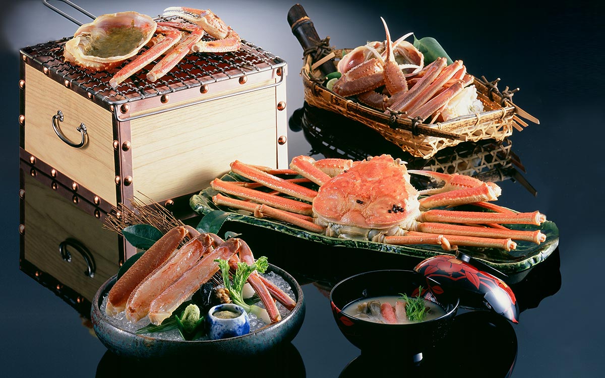 写真：松葉かにのお刺身や焼いた松葉かに、汁物など