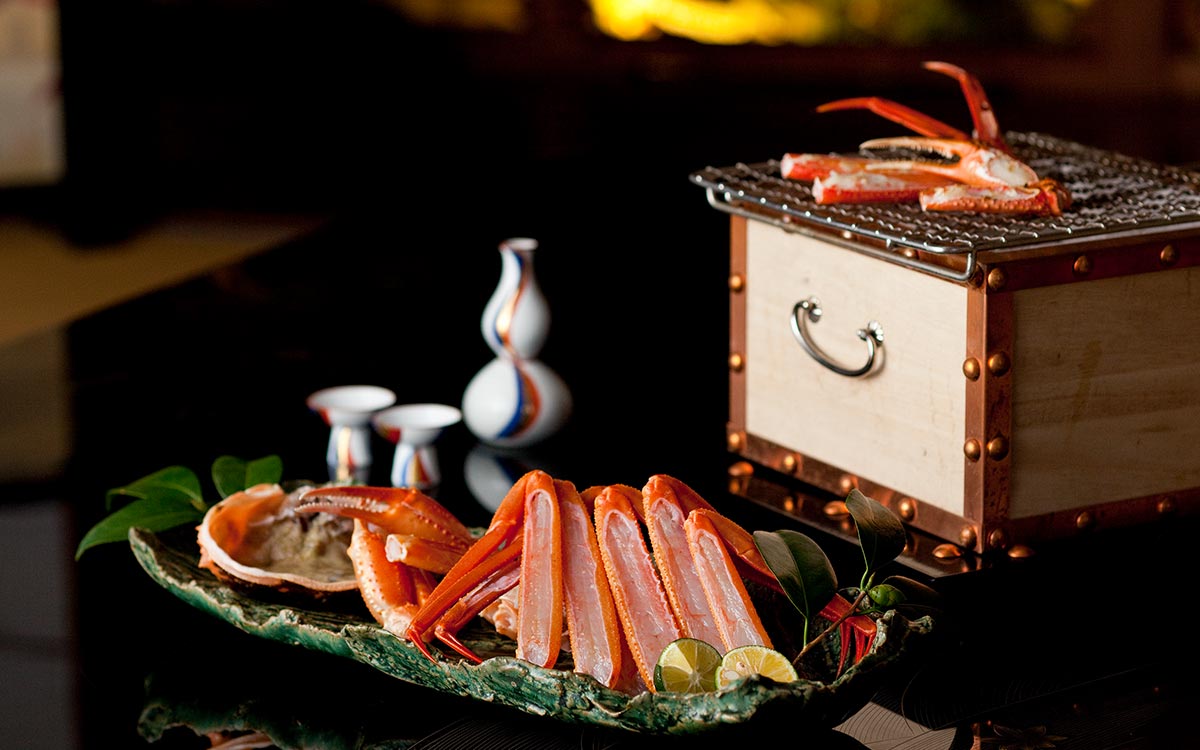 写真：松葉かにの脚を網で焼いて頂く