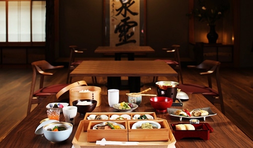 写真：＜ご夕食お部屋食＞松葉かにづくしプラン《お一人様につき松葉蟹1.5杯相当使用》一例