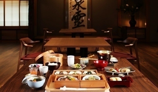 写真：＜ご夕食お部屋食＞松葉かにづくしプラン《お一人様につき松葉蟹1.5杯相当使用》一例