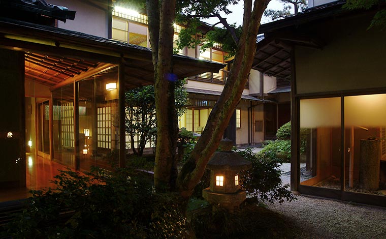 写真：平田館の中庭