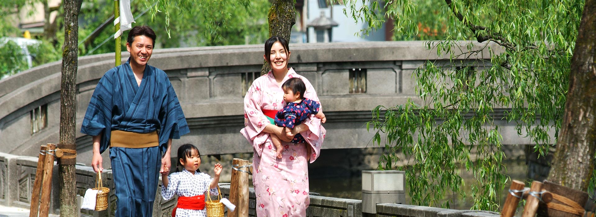 写真：子供2人と家族4人で城崎温泉の外湯を巡る様子
