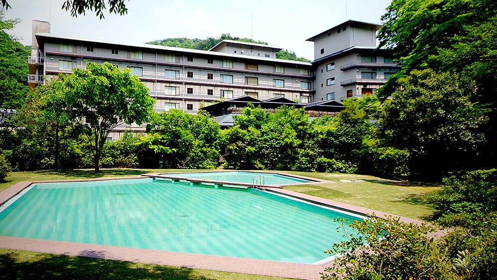 庭園泳池